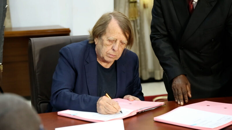 CLAUDE LE ROY SIGNE AVEC LE CONGO