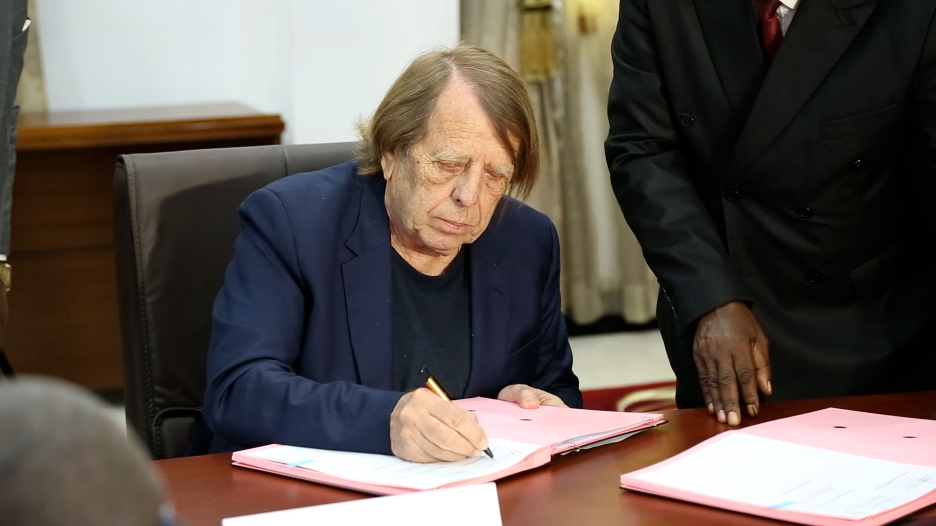 CLAUDE LE ROY SIGNE AVEC LE CONGO