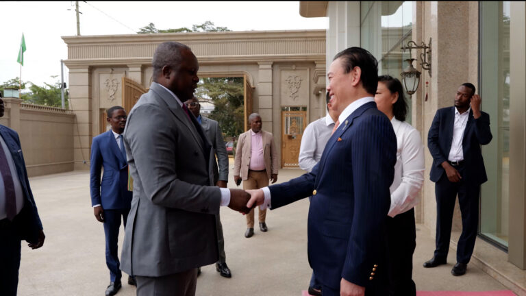 LE MINISTRE DE L&rsquo;EMPLOI CHEZ WING WHA
